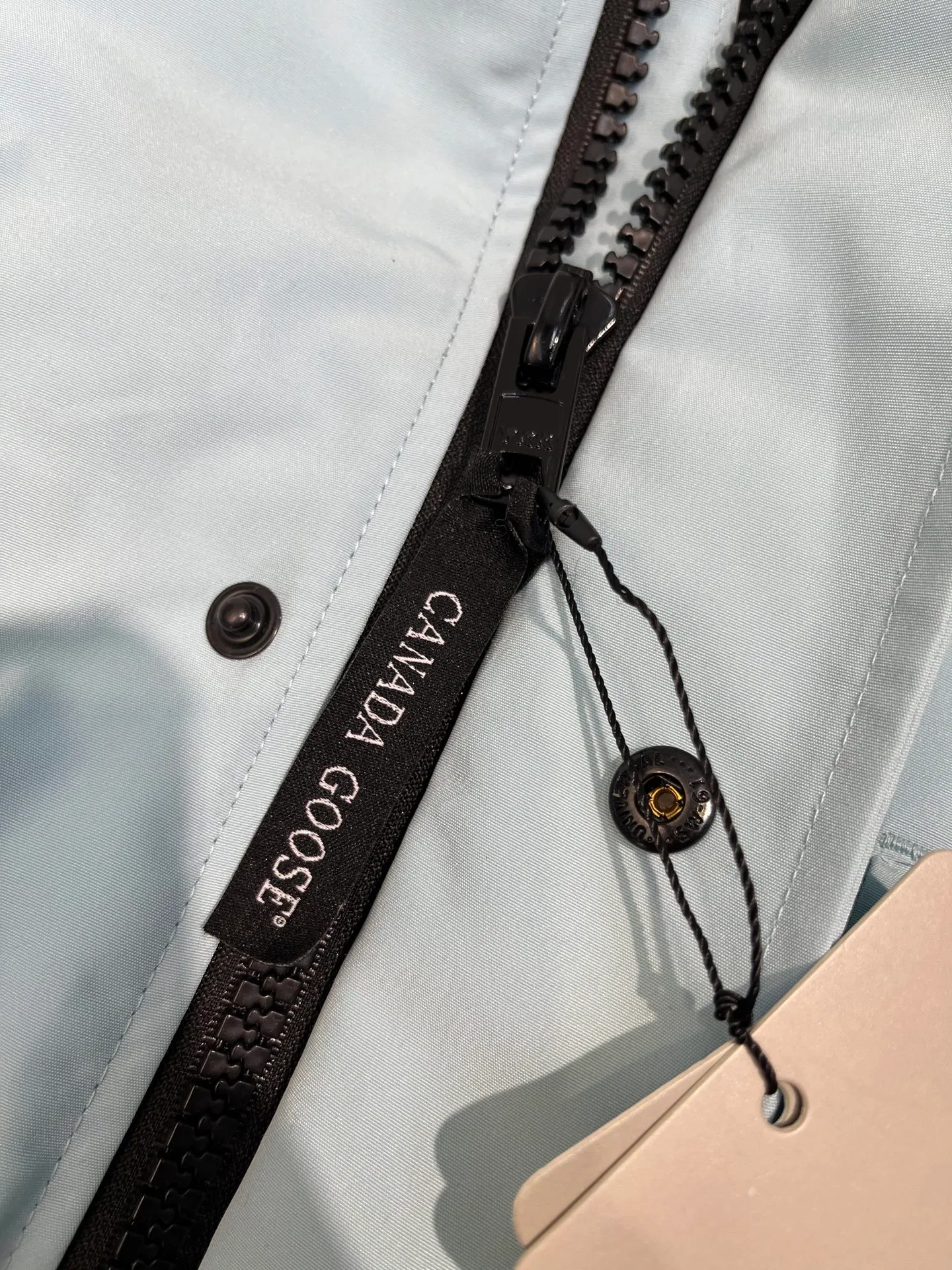 P780 high-end version (new version of Big Goose 01) Canada Goose Canada Goose #Chilliwack 7999M bomber jacket short down jacket/01 model #Men and Women Same Style# ➖ Genuine synchronous anti-counterfeiting chip sensor! ➖ Imported 21S polyester-cotton blended original fabric [last year’s 16S/18S hard fabrics have been completely eliminated, this year all use 21S genuine synchronous fabrics, the soft mid-strap feels delicate and textured], genuine synchronous Feather-Light 10D waterproof coating fabric, made of 84.5 polyester fiber and 15.5 cotton, 100% the best feel in the entire network! ➖ The genuine official website is synchronized with the national standard 80 white duck down, you can check the official website customer service, there will never be a series of misleading claims such as 90 down or goose down! ➖ Using the best nylon lining with double double-layer sealing design, velvet-proof No. 7 needle + grid-filled down ready-made garments, there is 100% no so-called velvet running! ➖ The cuffs are designed with thickened seamless threads, and the collar and pockets are lined with top-quality polar fleece to keep you warm and comfortable! ➖ Yoshida YKK provides original custom-made electroplated sliders. YKK two-way lockable zippers are tight and smooth and will not peel off paint! ➖ 3M composite guarantees that the Velcro is the same as the original, durable, and all accessories and hardware are custom-made! ➖ Imported BEHRINGER embroidery machine to customize the 10,000-needle embroidery logo, 98% of which can be reproduced to restore the original logo. You can check and compare on the official website! ➖ The fur collars are all made of large pieces of Western Canadian blue wolf hide, ensuring that each fur collar is 13-15cm wide!   Size:XS-XXL